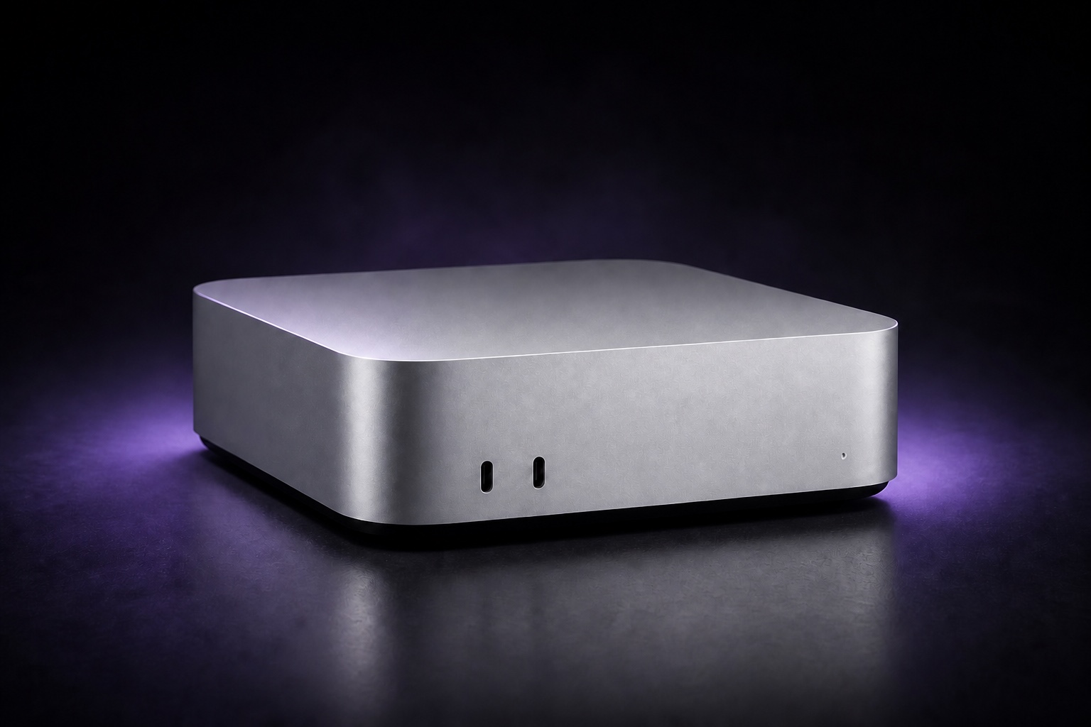 Серебристый Mac mini в фиолетовом студийном свечении